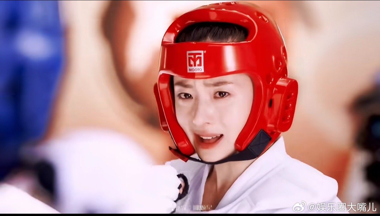 芒果还是不肯放过这个草莓发卡 当年的戚百草长大了，但草莓发卡永远留在了记忆里。《