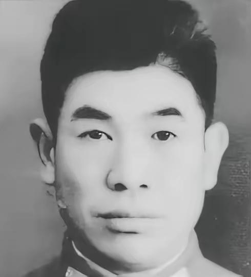 1949年，国军军长高吉人重伤被俘，住院时，他遇到了部下，悄悄对他说：“粪坑水位