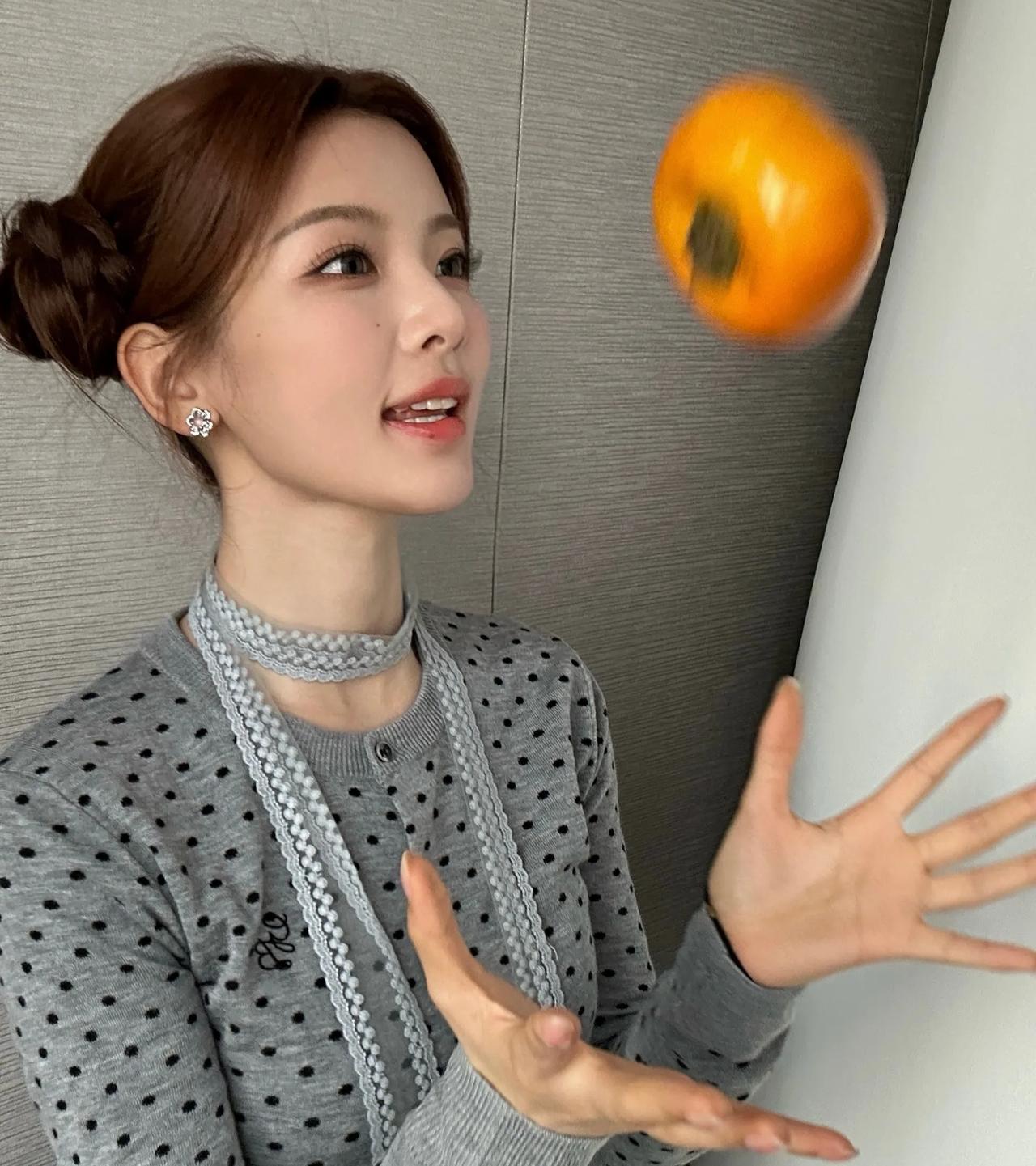 小羊顶柿！太可爱咯[奸笑]
#杨超越# #说TA# #娱乐# #八卦手册#