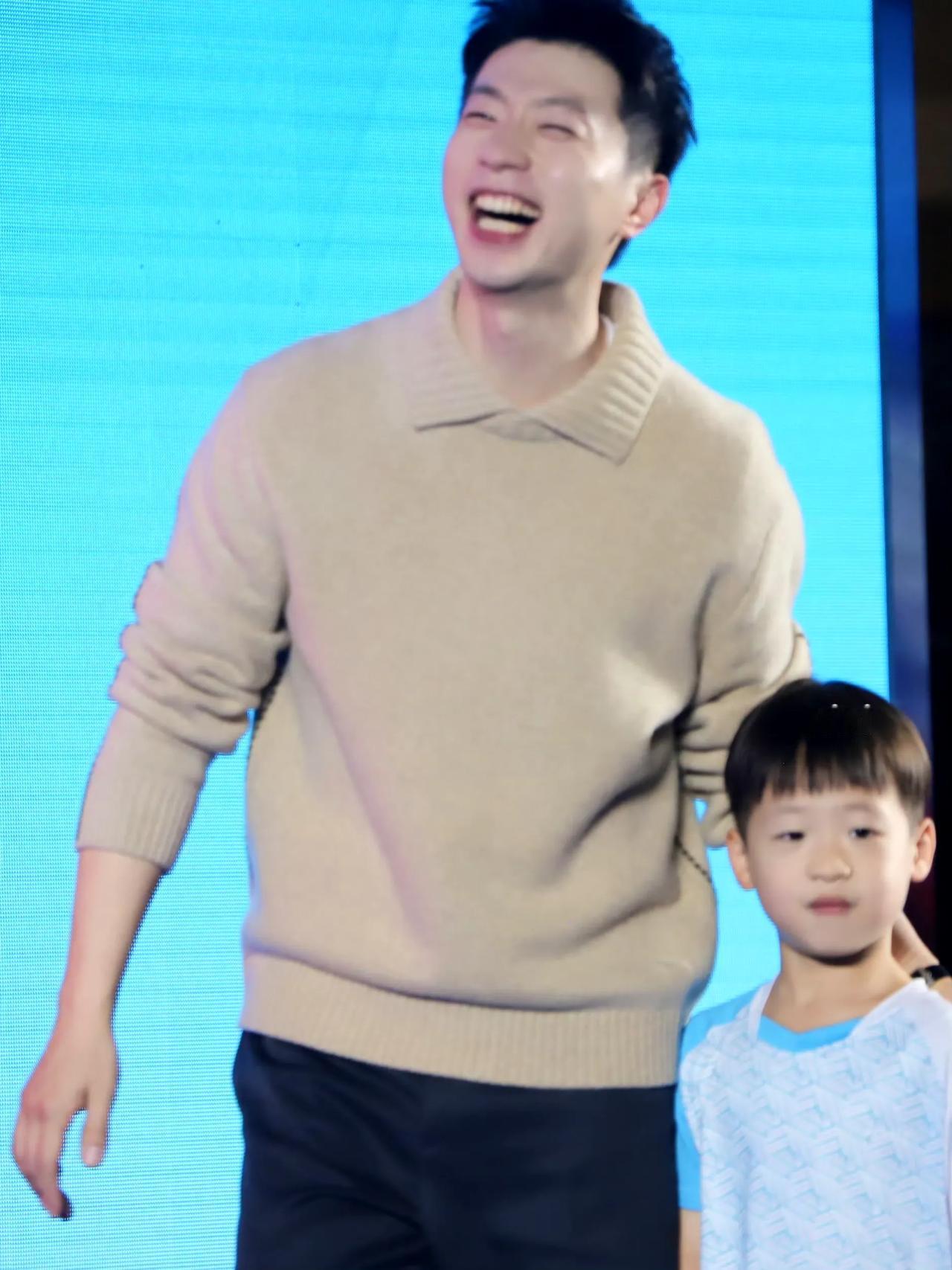 龙队的性格真是太好了，这满面春风的笑容，让身边的人感受到了快乐和满满的正能量。帅