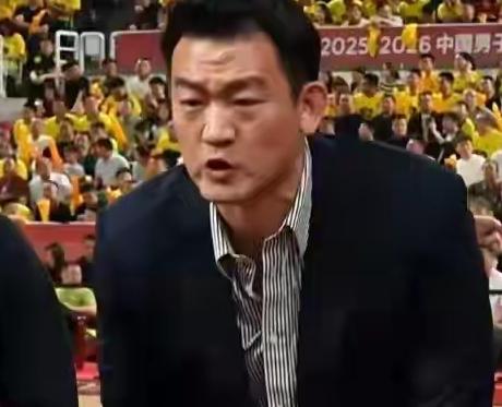 广厦队今晚熬过来了，在一场两个半小时的鏖战中，他们用韧性的防守和持续的杀伤战胜山