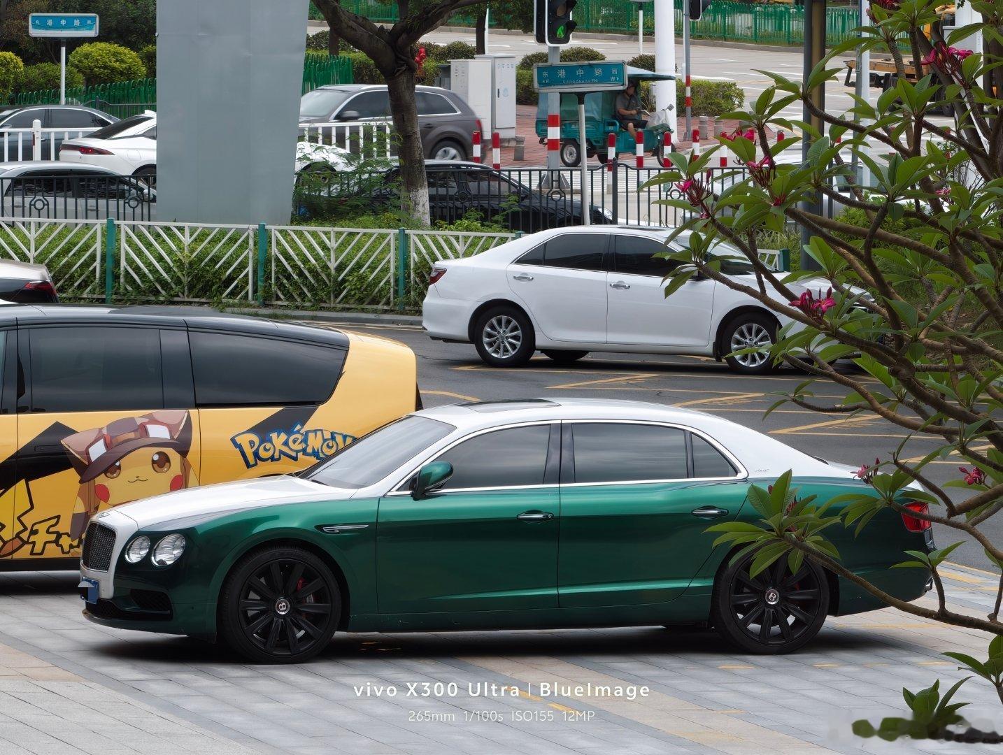 据说这款宾利飞驰二手车，价格都到来气70来万了，这可是大V8啊