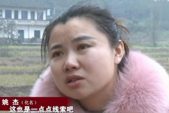 2015年，河南一女子在工厂干活时，听到同事说了一句方言，她猛地回过头，抓住同事