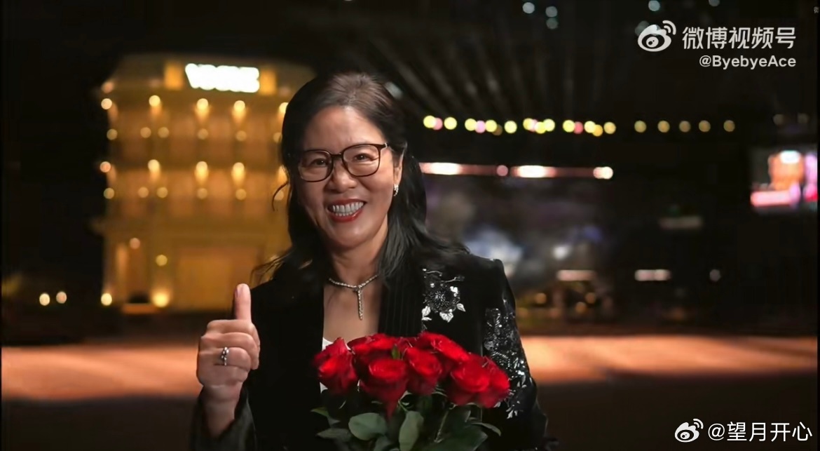 vogue盛典红毯郎导的红毯造型图太美了世界女排新闻郎平 笑得多好啊多美啊[手指