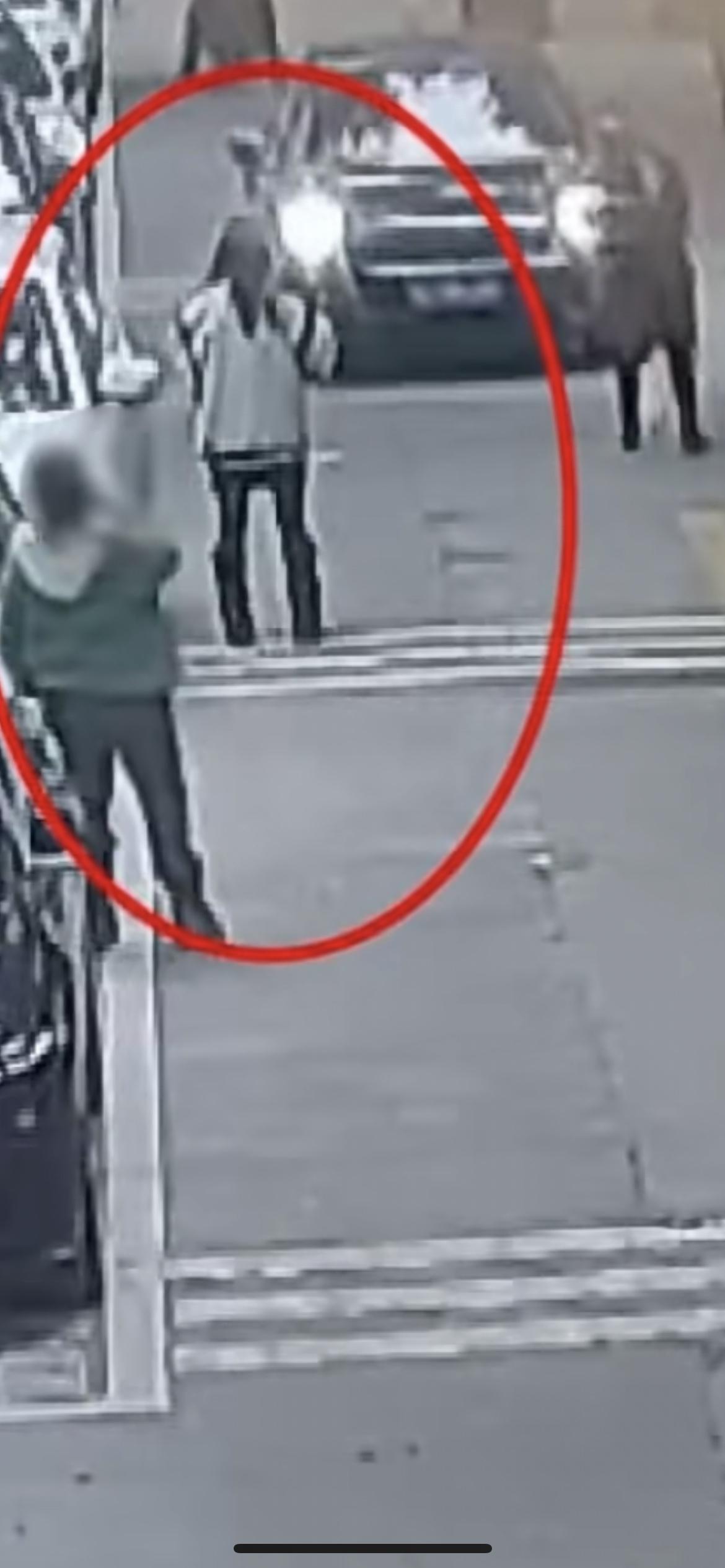 12月30日四川峨眉，俩假孕妇站街碰瓷专挑慢行车辆下手，娴熟伸肘轻轻一碰就得手，