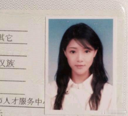 邓家佳少女时期证件照 ​​​