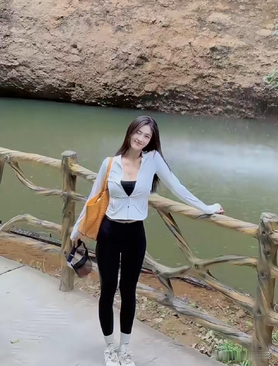 相处久了才看清，
关系最珍贵的不是甜言蜜语，
而是分寸感。
再好的亲友，也不能随