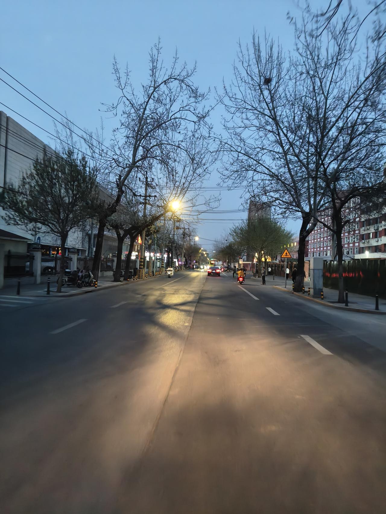 上联：月落一江水。如何对下联日出映天红！