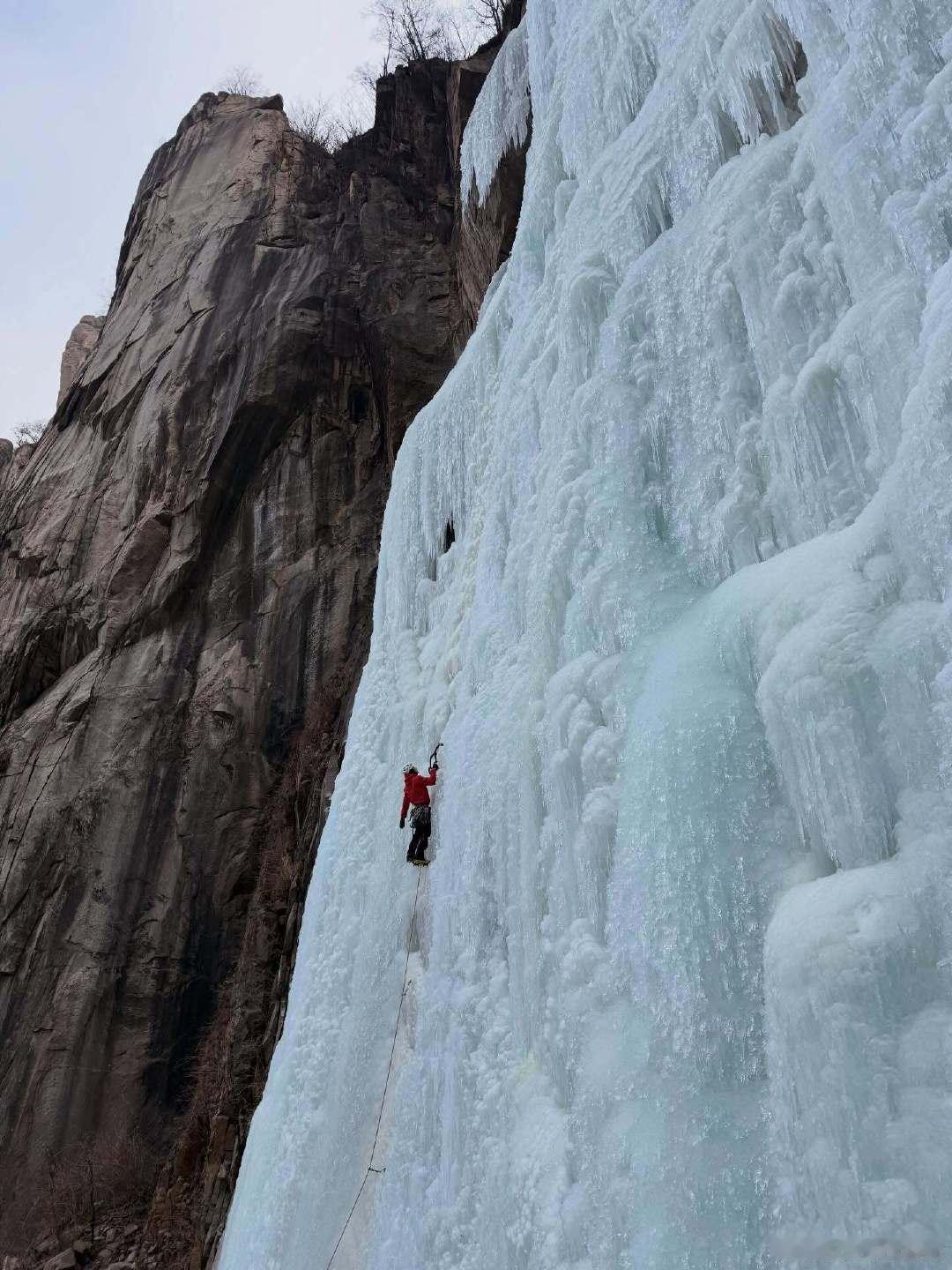 勇敢的人先享受世界。王一博晒攀冰照探索新境2跨年电影愿