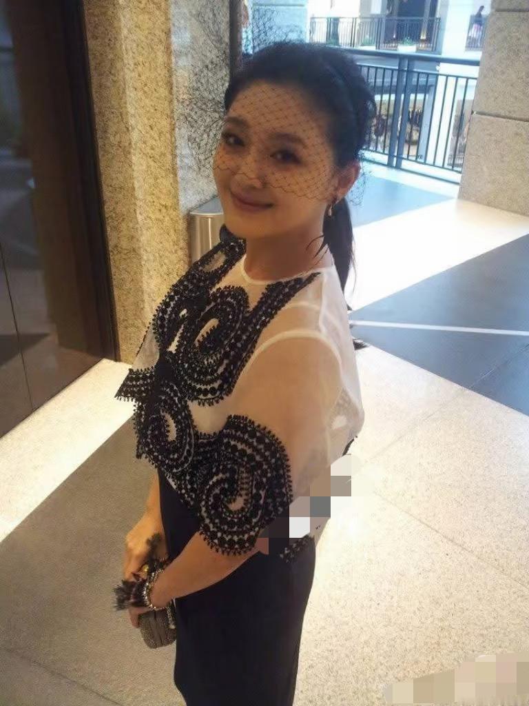 姐姐属于那种对待亲人愿意付出自己的人，妹妹就是普通人，甚至更在意自己一点。妹妹的