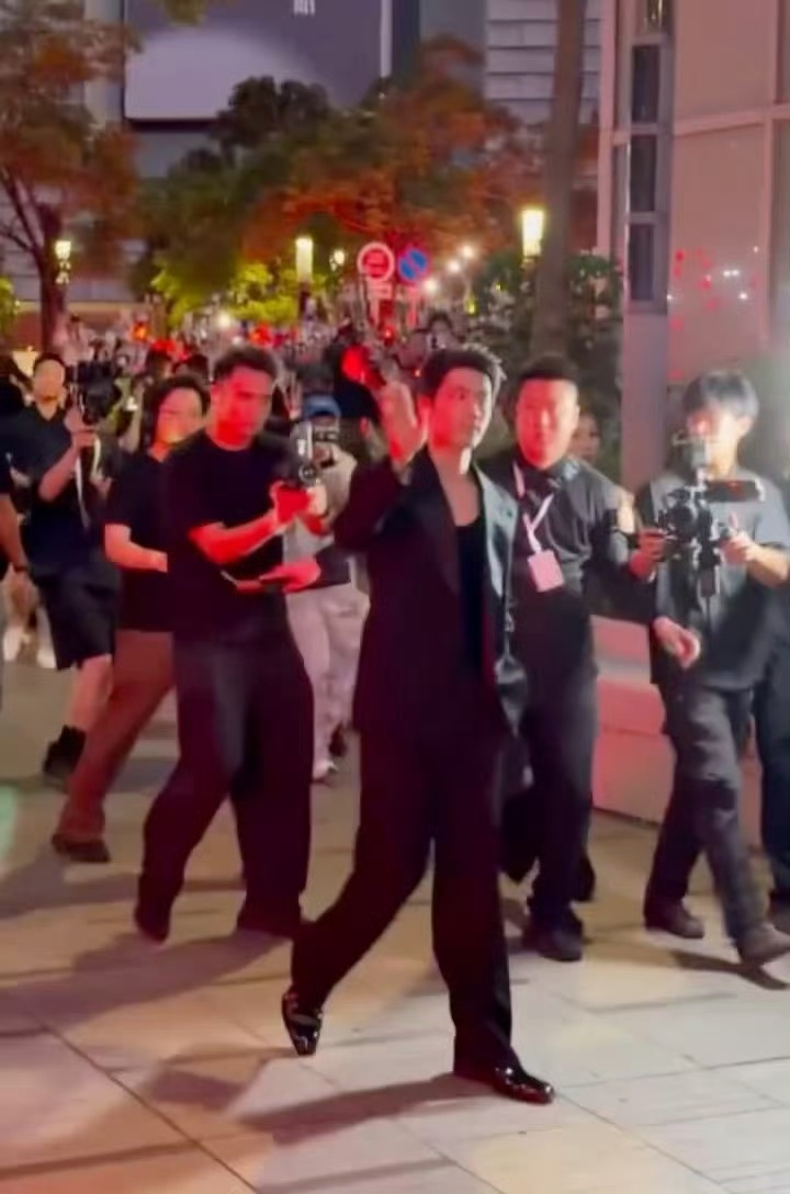 肖战专门坐过来开窗跟粉丝打招呼哥哥永远都是这样，我们都双向奔赴 