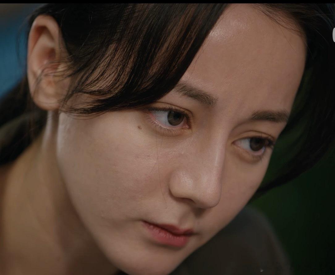 走向主旋律第一步，不磨皮、不美白，热巴拍利剑玫瑰的状态可比她拍那些古偶状态好多了