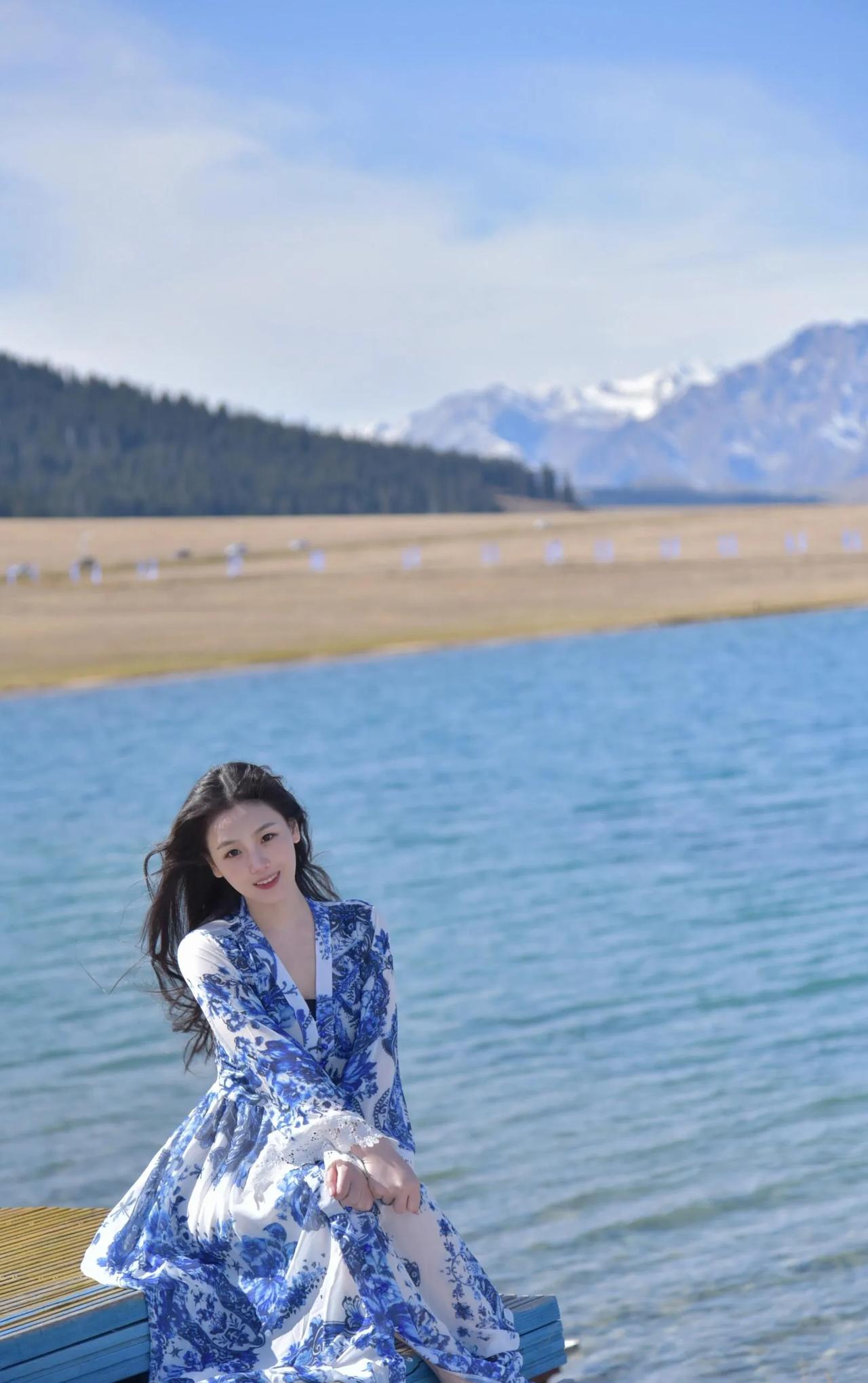 美丽的邂逅#美丽的你#分享唯美美照# 墨画风#景美人更美🥰# 温柔风连衣裙