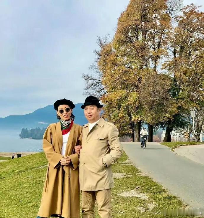 两个人在加拿大潇洒快活，只留她妈在国内蹲大牢。 ​ ​​​