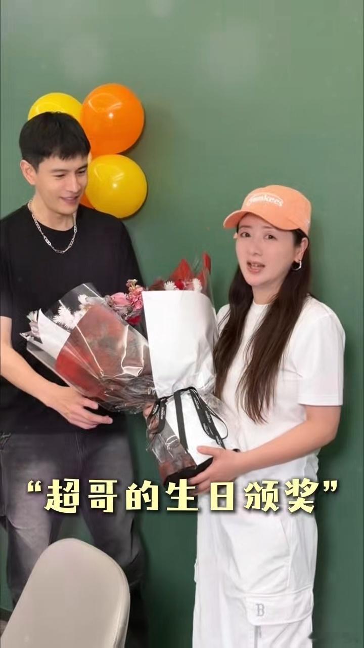 小李琳收工第一件事是给经超庆生 内娱真夫妻的浪漫天花板又更新了！小李琳收工连妆都