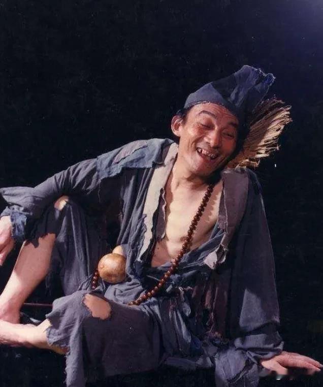 演员游本昌孙女游叶盈琪晒出爷爷多张旧照，发文悼念：我的爷爷在睡梦中去到了极乐世界