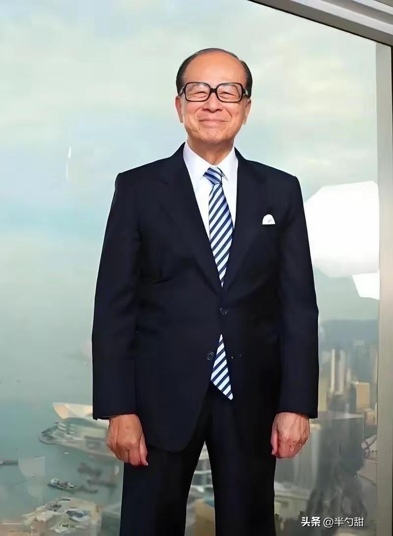 果然，
姜还是老的辣，香港火灾，
还是李嘉诚考虑的周全。
​宏福苑发生五级火灾，