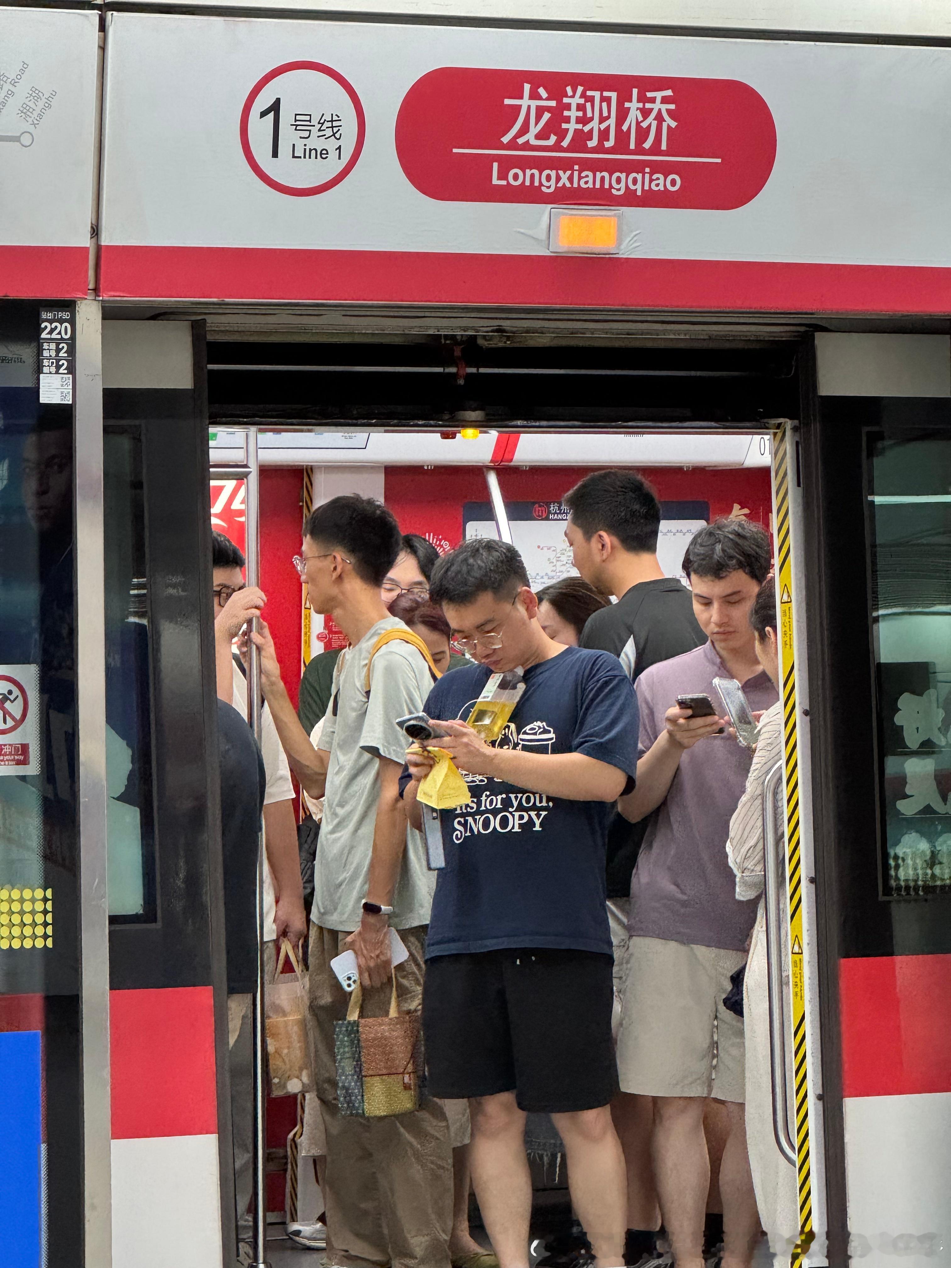 心情很复杂烦郁近两年第三次碰到因自然原因动车高铁全部停运回不了厦门了昨天晚上跟朋