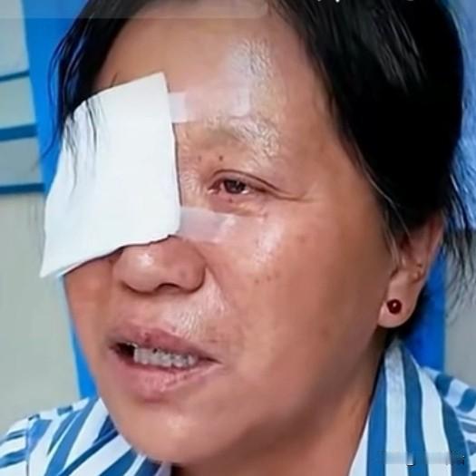 应该感谢谁！一女子感谢韩红基金会治好了她的白内障。
    一女子表示感谢韩红基