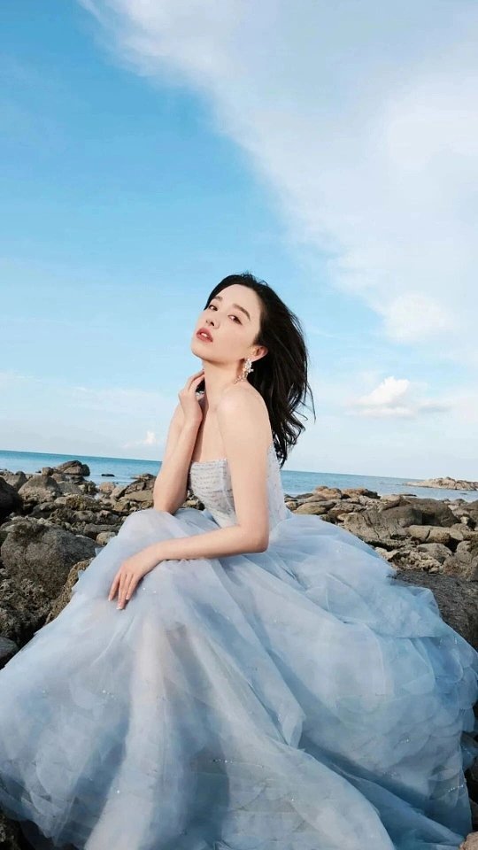 被阚清子这组审美硬控了好看的造型或许随处可见，有灵魂的审美却十分难得。这组写真将