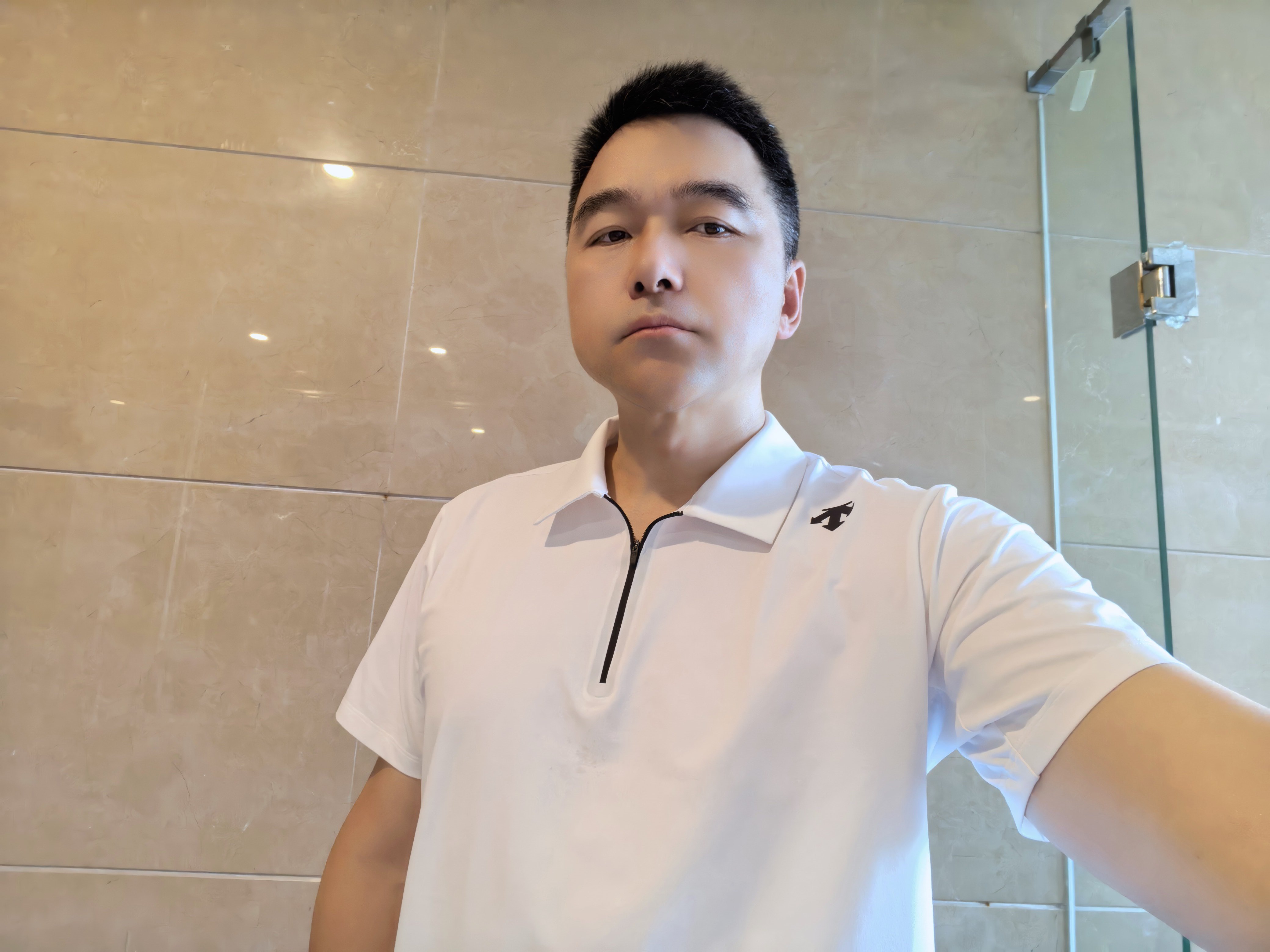 偶尔白色 图一华为mate80RS前置直出，图二苹果17Pro前置直出。 国产机