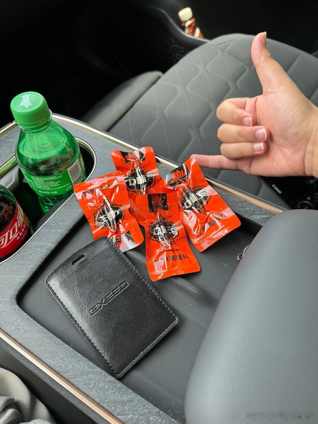 参加奇瑞星途的活动品牌竟然会给大家在试驾车里准备槟榔！这我真的头一次见，您受的了