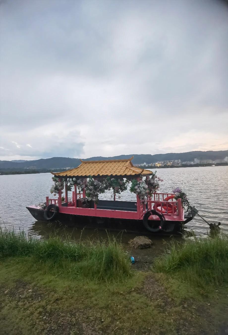 乘上傍晚的渡轮，江风浩荡拂面，看两岸华灯渐次初上，恼人的暑热便随波缓缓而去。