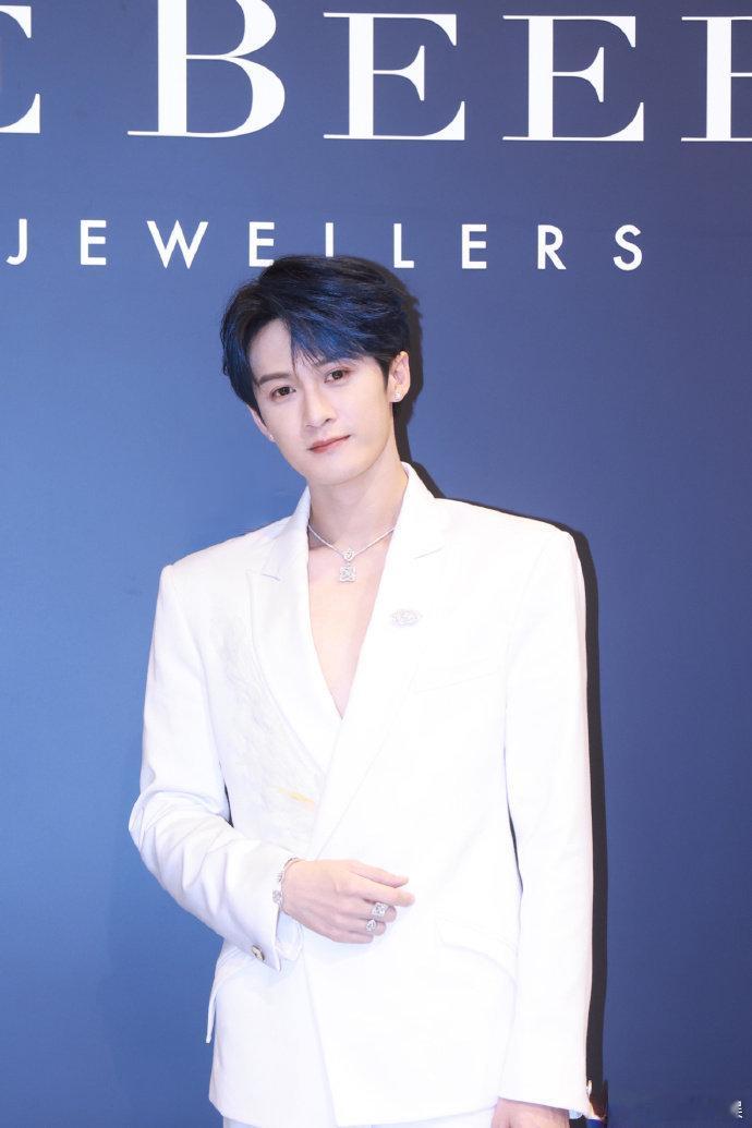 #檀健次纯白深v# ​​​#檀健次蓝色刘海# 檀健次全新造型惊艳，白色深 V 西