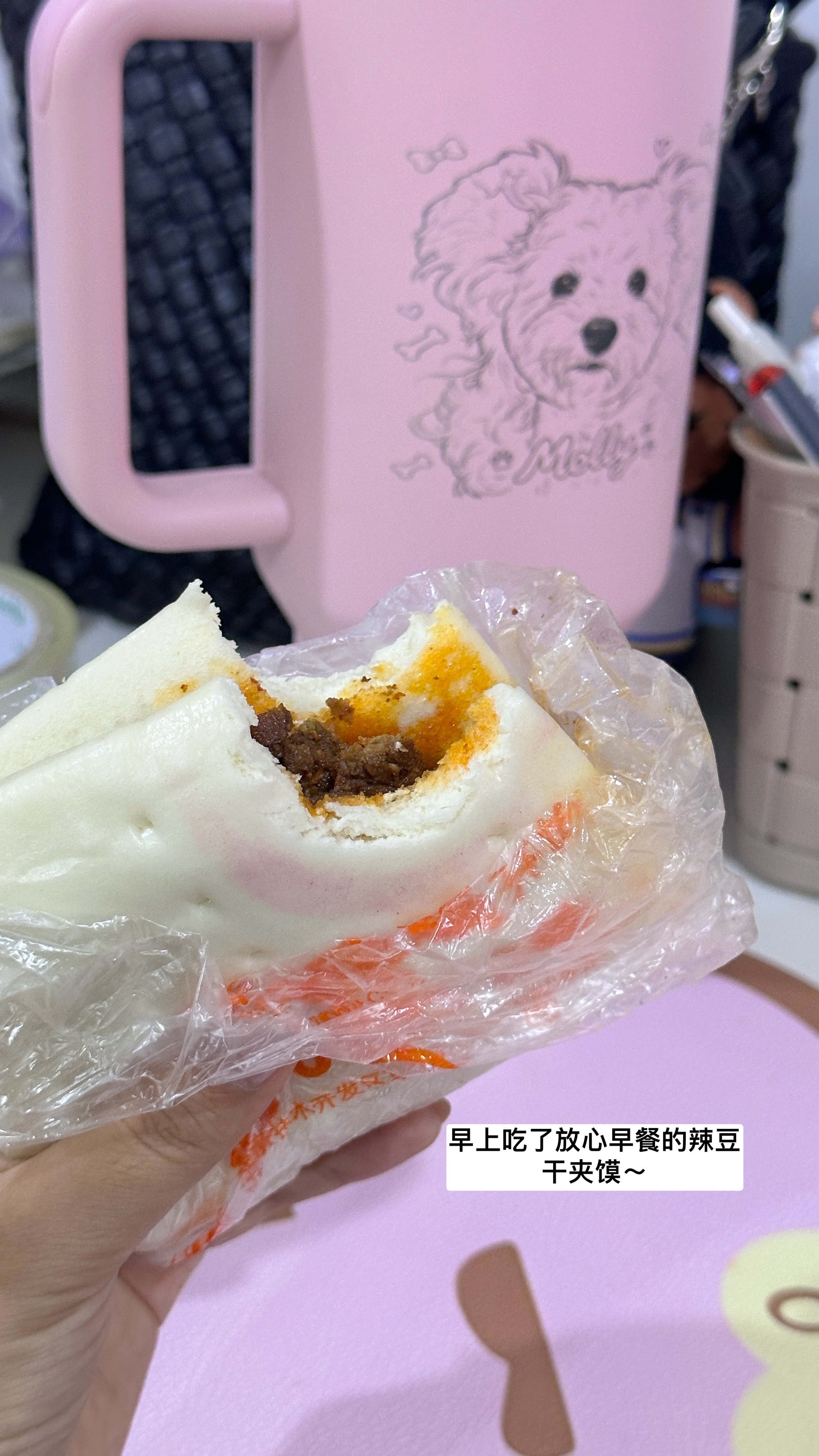 今天生病➕生理期 眼压超级高就没有戴美瞳 今天戴的是框架眼镜～我感觉热的可可芭蕾