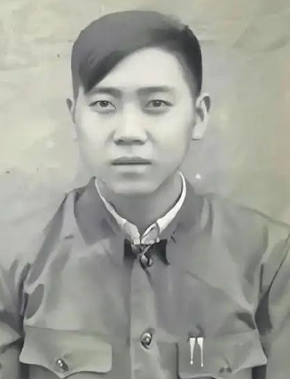 你敢信吗？我们从小在课本上学到的那个邱少云，那个在火里趴着一动不动、被活活烧死的