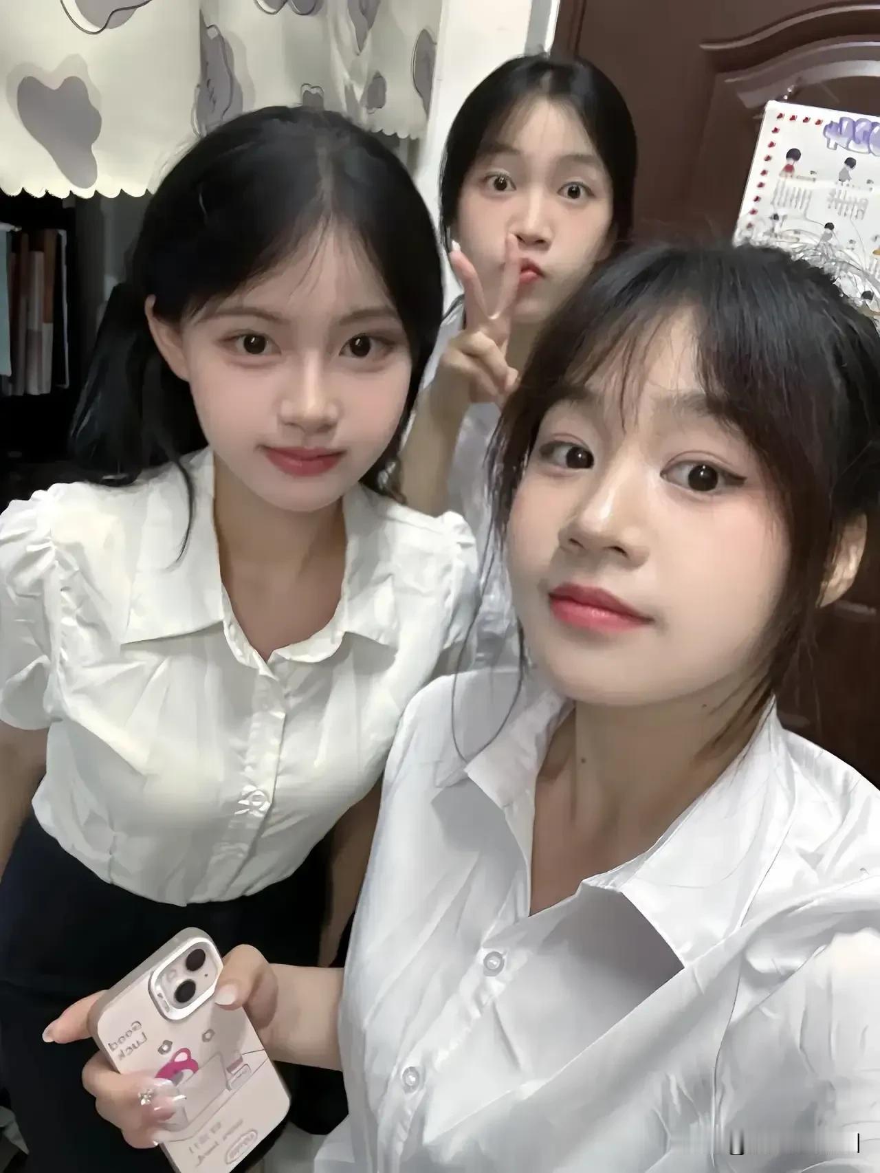 青春年少笑语盈，群芳争艳共翩跹。