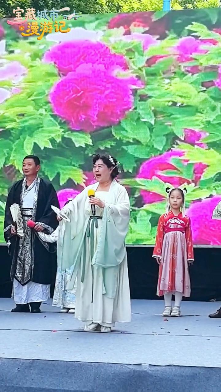 歌颂牡丹，致敬劳动者，洛阳万达广场惟美演出引人注目。
池上浮渠尽少情，唯有牡丹真