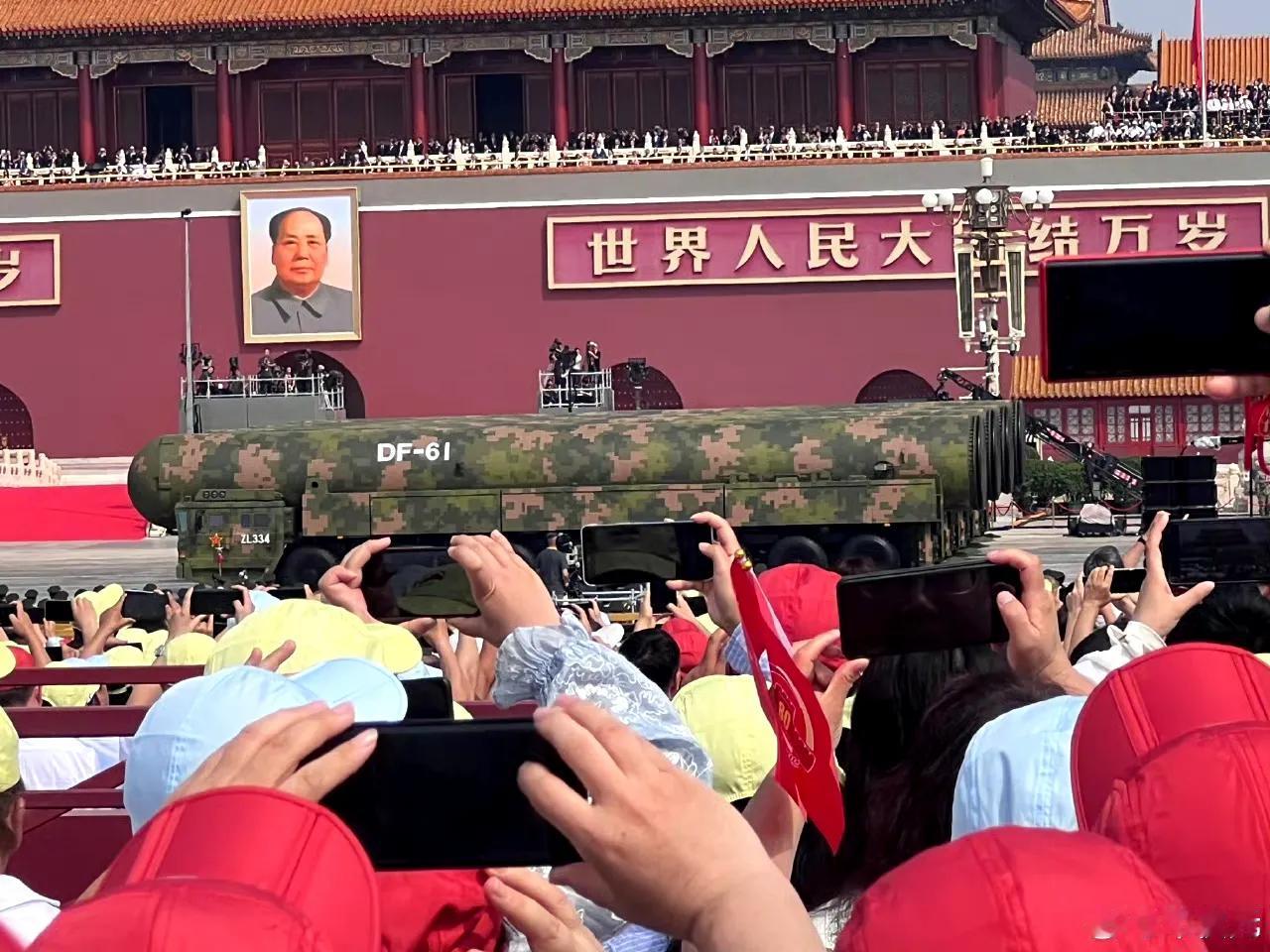 东风-61陆基洲际导弹首次公开亮相，与“惊雷-1”空基远程导弹、“巨浪-3”潜射