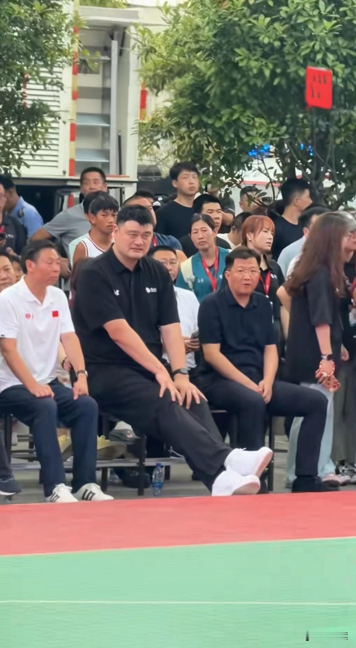 篮球巨星姚明，没有保安，没有多余的摆拍，关注底层篮球运动，真名人也。NBA名人富