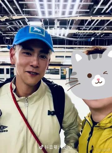 网友英国偶遇彭于晏彭于晏被粉丝贴脸开大网友英国偶遇彭于晏了，哇哦 
