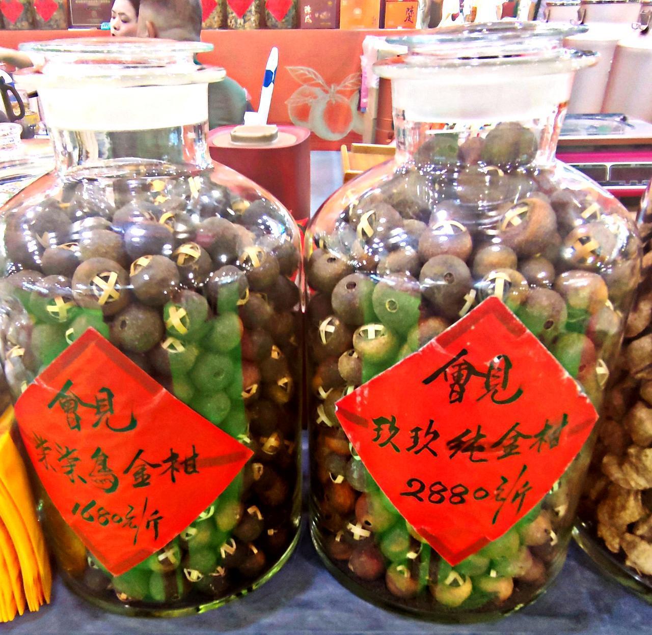 夏日解暑美食数不胜数，而要论清心去火的佳选，还得看小青柑和陈皮这对经典搭配。