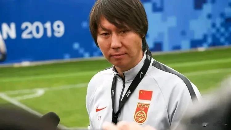 佩服！真是坚如钢铁，到这时候了还有这想法？
  李铁庭审时对自己行受贿等事实供认