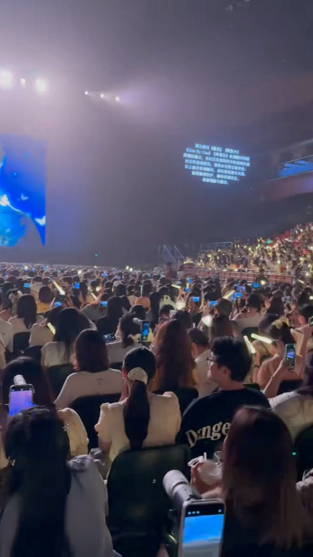 张远广州演唱会上座率今晚第一天广州演唱会上座率超高！整场满满当当的都是带着热情的