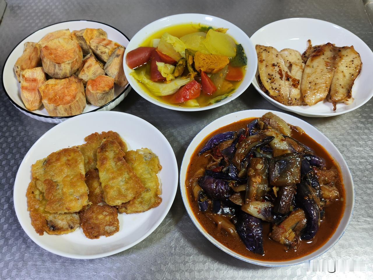 四月十六日的午餐分享来啦！有煎带鱼、烧鱼香茄子、烤黑椒鱼排，还有蔬菜汤（打卡第十