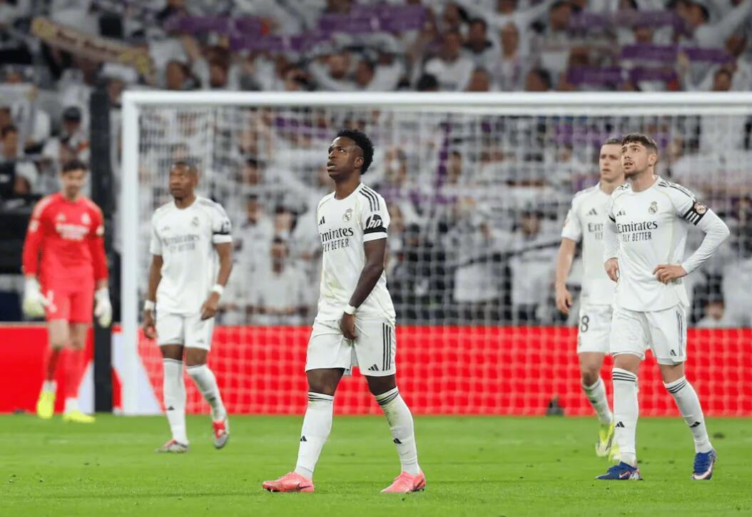 皇马0比1赫塔费 在本轮联赛不敌赫塔费之后，皇马更衣室内部的气氛显得格外沉重。据