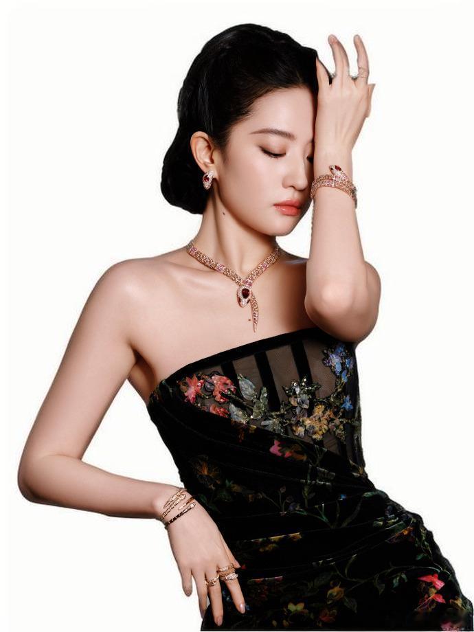 刘亦菲一袭刺绣抹胸裙惊艳亮相，仿若仙子临世。众人沉醉于她的绝美容光时，互动环节更