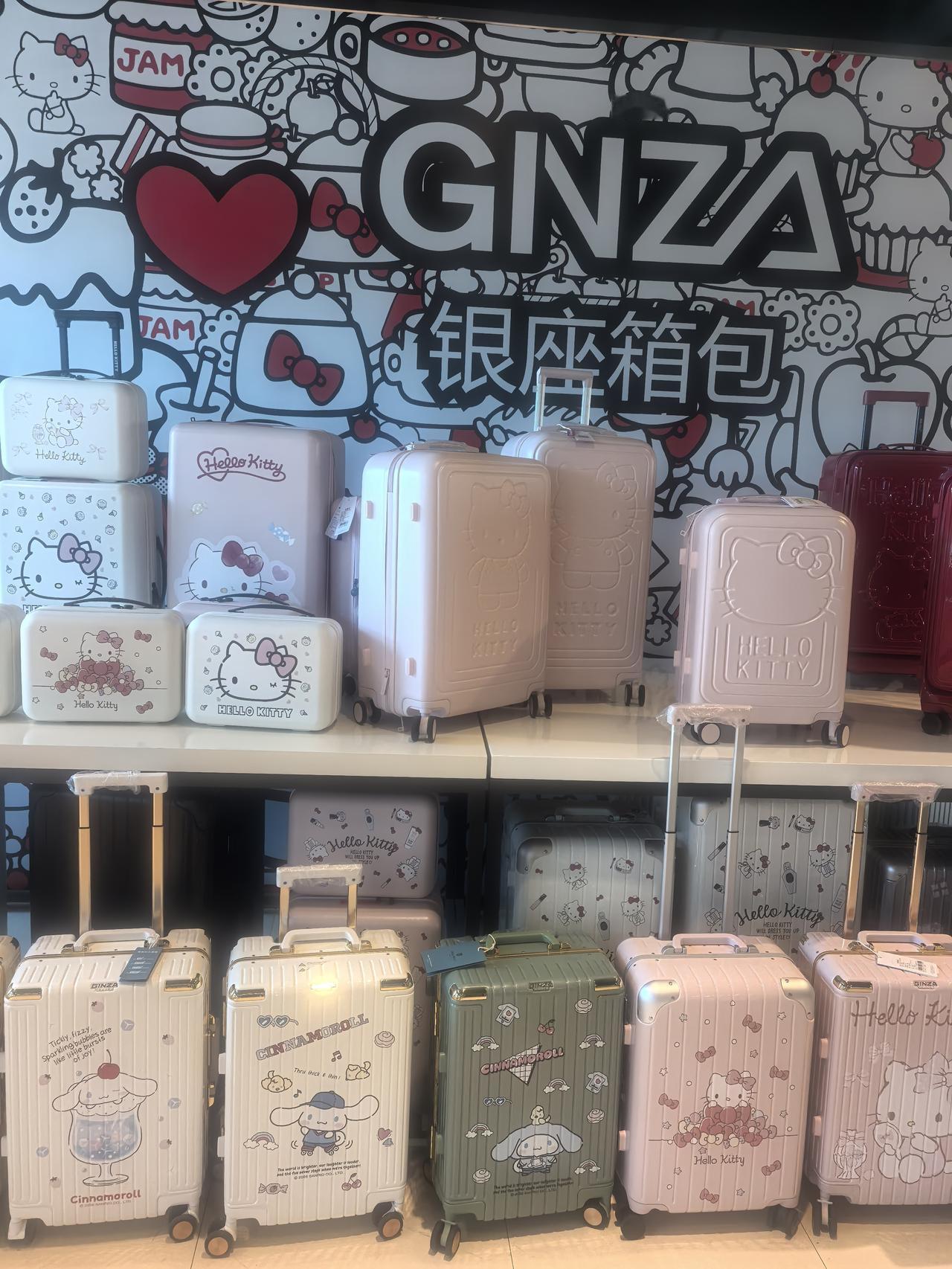 百变箱包，平湖平天下。平湖作为全国四大箱包基地，得益于多年来为新秀丽、日默瓦、外