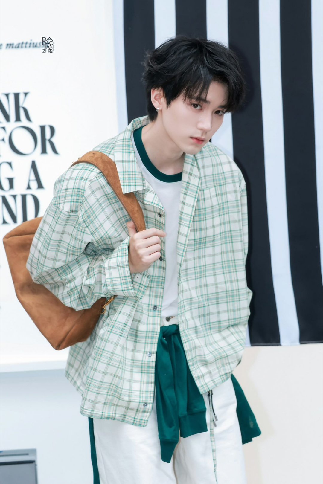 周翊然我拍的清爽学长周翊然 绿格纹配笑容，周翊然就是校园剧标配男主。 