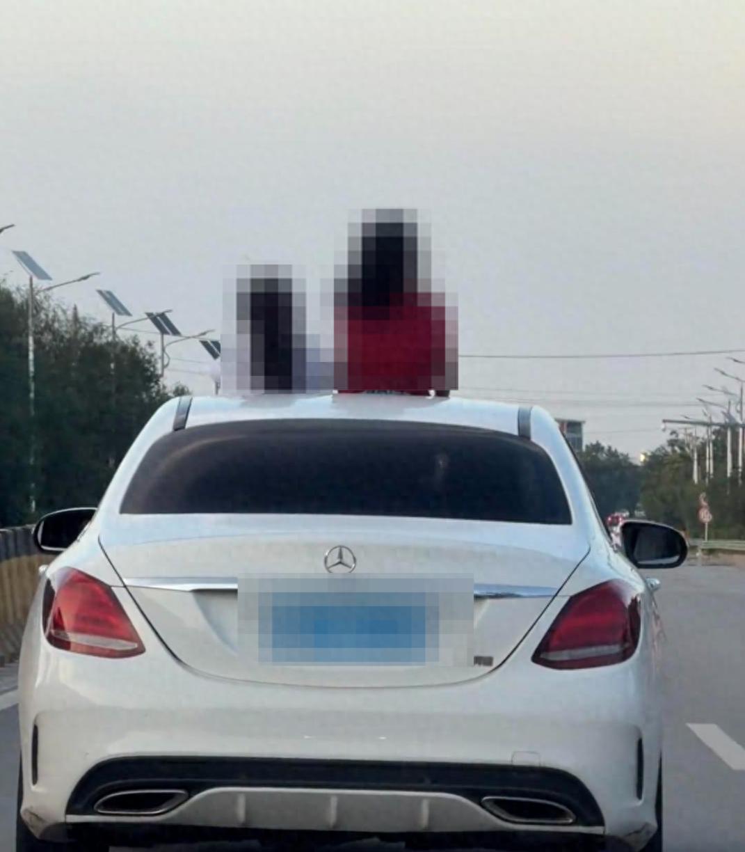 西安一辆车行驶中两女孩从车顶探出身体 车主：已教育小孩 正前往交警队接受处理
