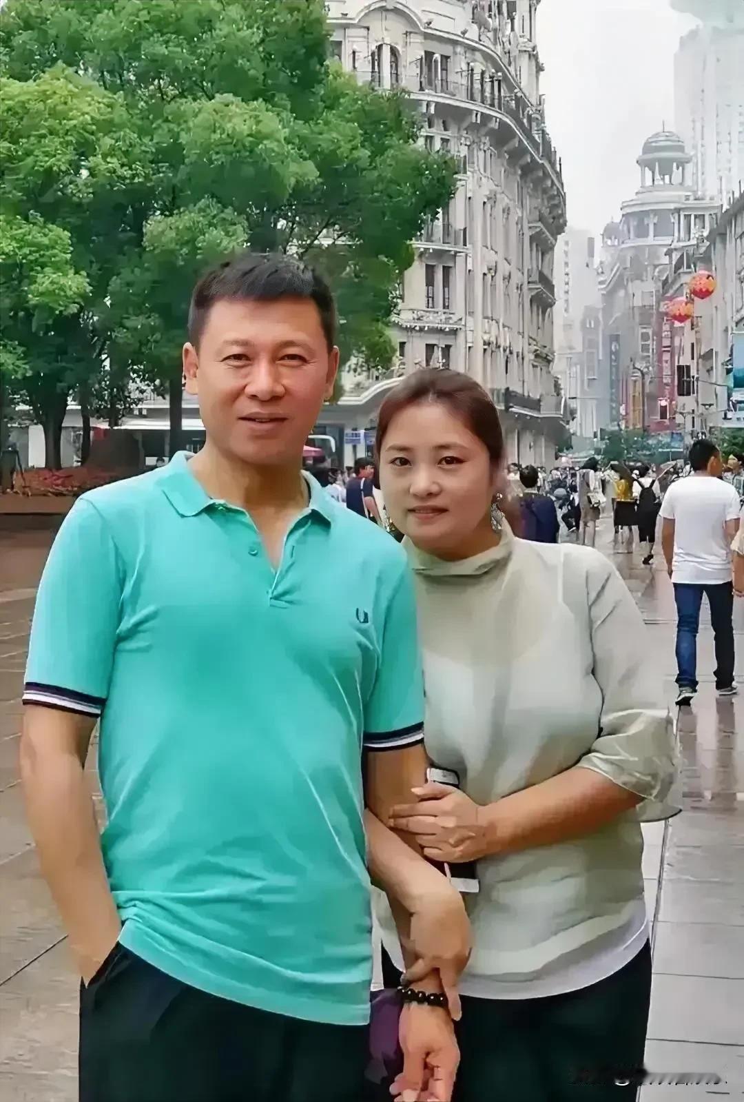 右边女士汤静icon温馨漂亮，左边男士是谁呢？英俊潇洒，两人朴实给人感觉特别般配