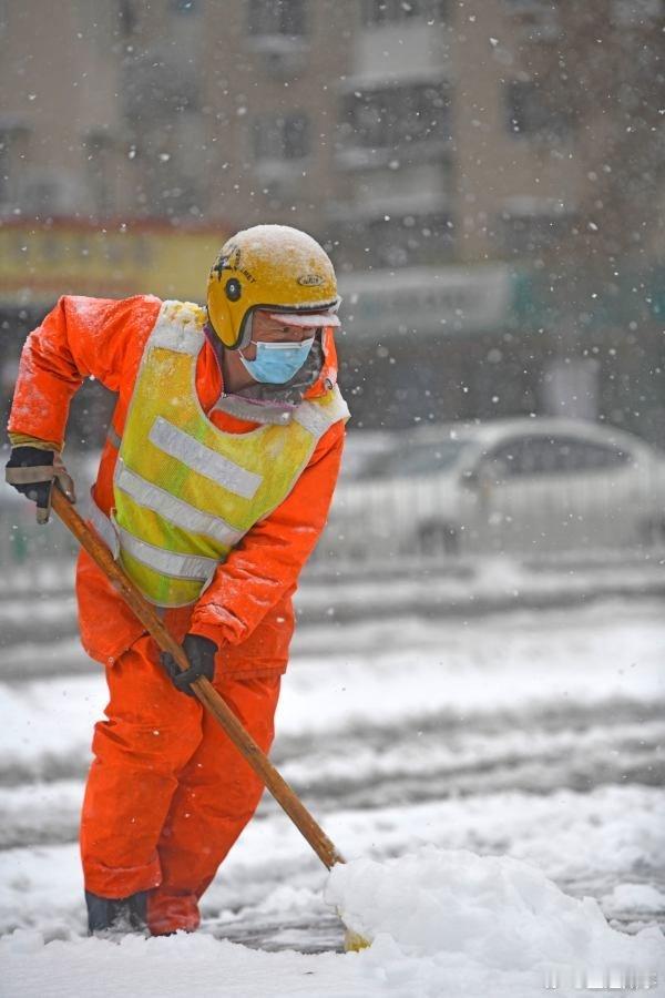 运城回应环卫工戴定位电子工牌作业这瓜吃得我，心情像坐过山车！这两天，山西运城环卫