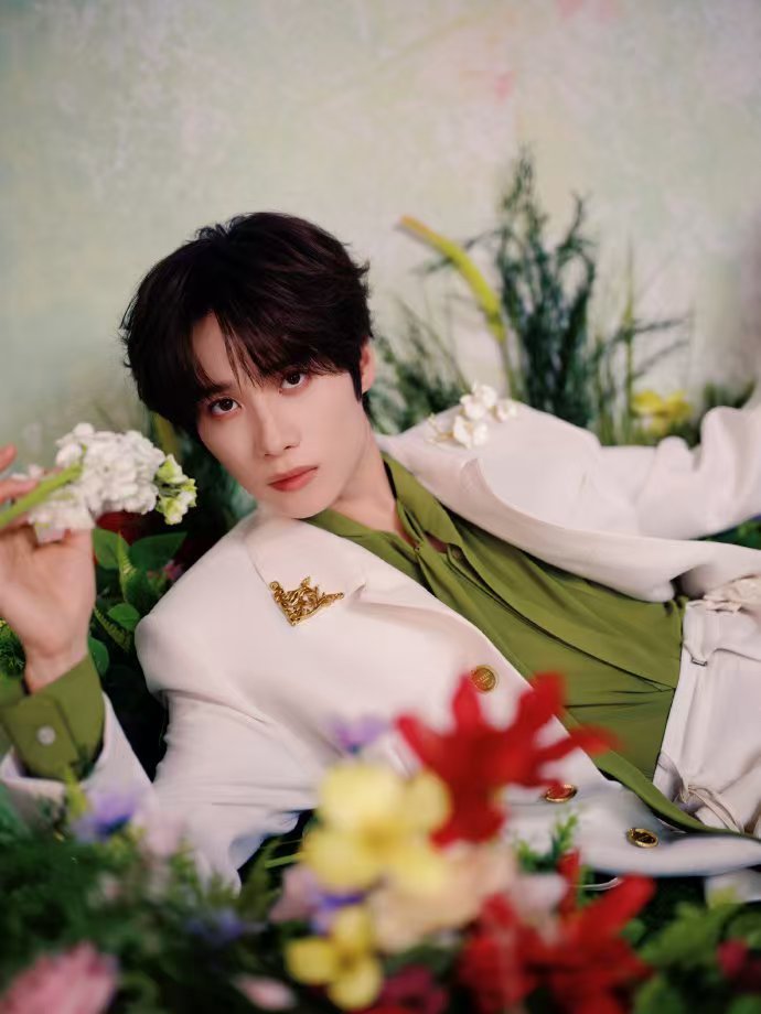 井胧被一大片花团围住唱歌 2026川渝春晚，井胧被花团簇拥着唱歌。花美得梦幻，歌