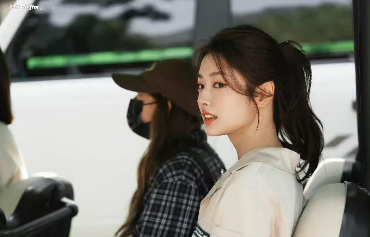 徐若晗明川有知夏路透 徐若晗真的把高马尾穿出了自己的风格，不是甜美挂的是飒爽挂的