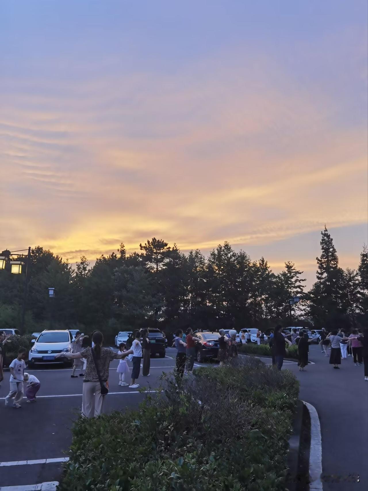 重庆黄水避暑人员越来越多了，每天早晚跳广场舞、健身操的特别多。
  无论是大剧院