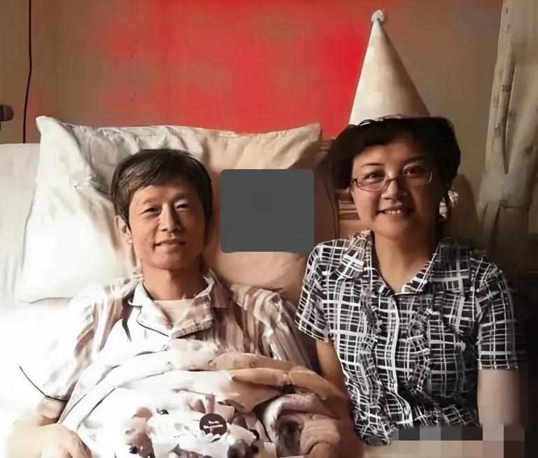 2016 年，艾跃进在病床上与自己妻子一起过的最后一个生日，镜头中的他此时虽然露